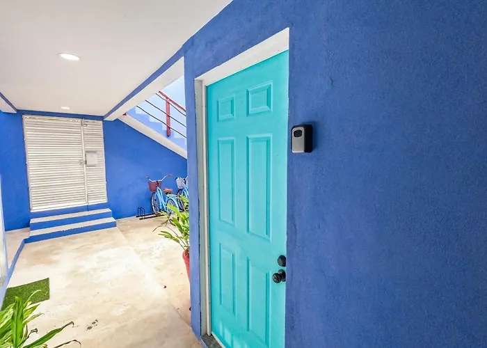 Luxury 6-bed 6-bath- An Entire Private W-plung Pool-5th Ave & At Walking Distance Villa