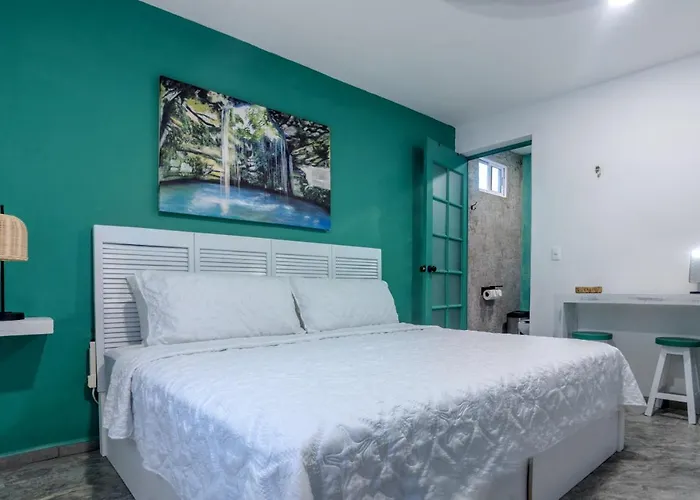 Luxury 6-bed 6-bath- An Entire Private W-plung Pool-5th Ave & At Walking Distance