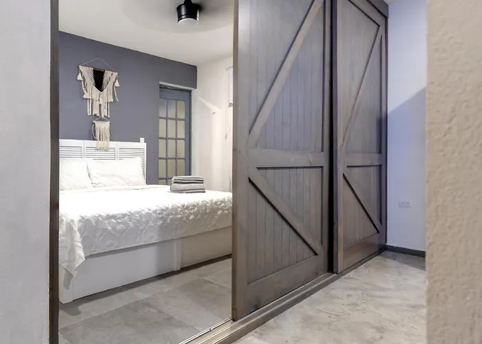 Luxury 6-bed 6-bath- An Entire Private W-plung Pool-5th Ave & At Walking Distance Playa del Carmen