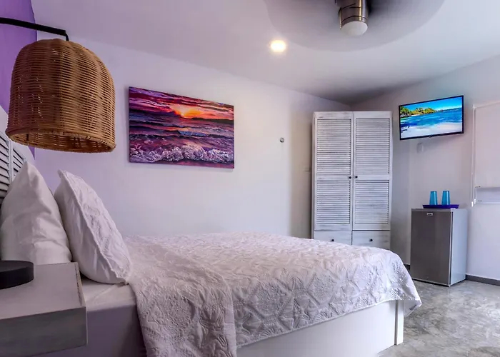 Luxury 6-bed 6-bath- An Entire Private W-plung Pool-5th Ave & At Walking Distance Villa
