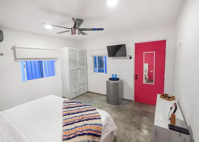 Luxury 6-bed 6-bath- An Entire Private W-plung Pool-5th Ave & At Walking Distance